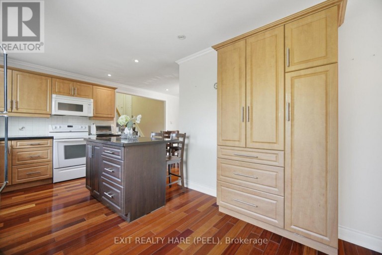 30 THORSBY COURT, Brampton (Brampton North), Ontario, L6V3T9