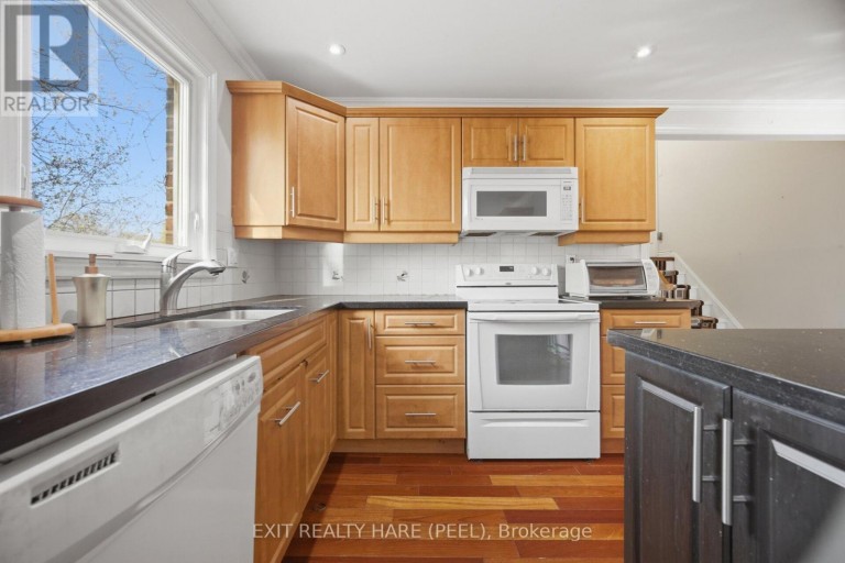30 THORSBY COURT, Brampton (Brampton North), Ontario, L6V3T9