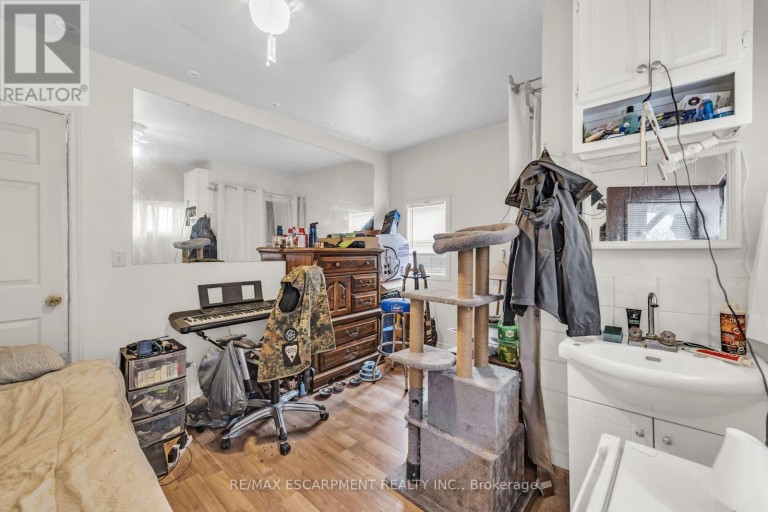 1367 CANNON STREET E, Hamilton (Crown Point), Ontario, L8H1W2