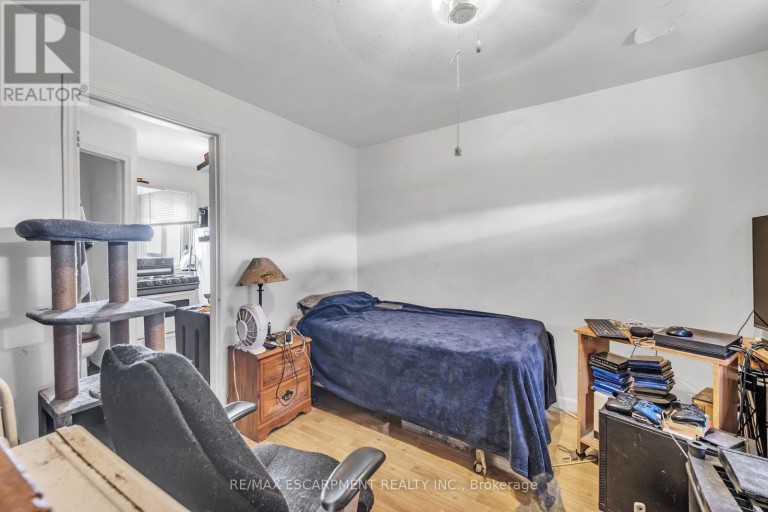 1367 CANNON STREET E, Hamilton (Crown Point), Ontario, L8H1W2