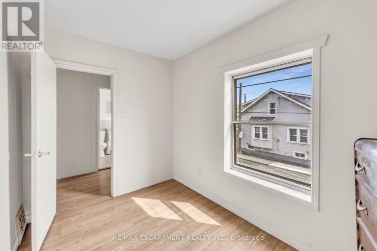 1367 CANNON STREET E, Hamilton (Crown Point), Ontario, L8H1W2