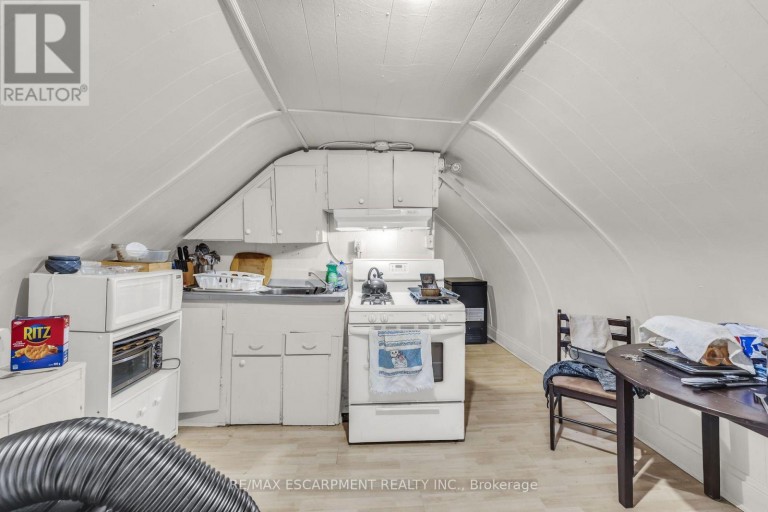 1367 CANNON STREET E, Hamilton (Crown Point), Ontario, L8H1W2