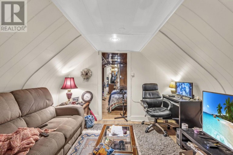 1367 CANNON STREET E, Hamilton (Crown Point), Ontario, L8H1W2