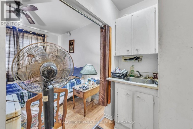 1367 CANNON STREET E, Hamilton (Crown Point), Ontario, L8H1W2
