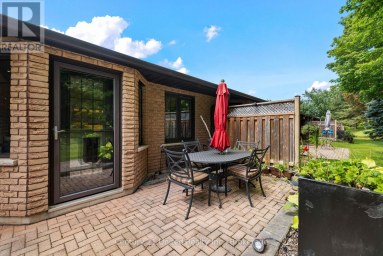 4 - 2 PADDOCK WOOD Peterborough (Ashburnham Ward 4) Ontario photo 38