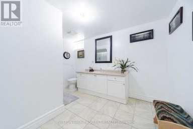 2229 CARDINAL COURT London South (South U) Ontario photo 28