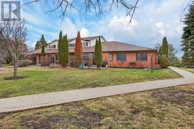 32 - 36 CHAMPLAIN CRESCENT Peterborough (Northcrest Ward 5) Ontario photo 1