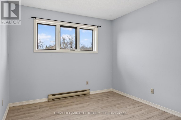 32 - 36 CHAMPLAIN CRESCENT, Peterborough (Northcrest Ward 5), Ontario, K9L1T1