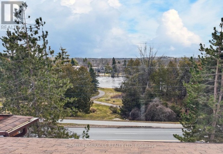 32 - 36 CHAMPLAIN CRESCENT, Peterborough (Northcrest Ward 5), Ontario, K9L1T1