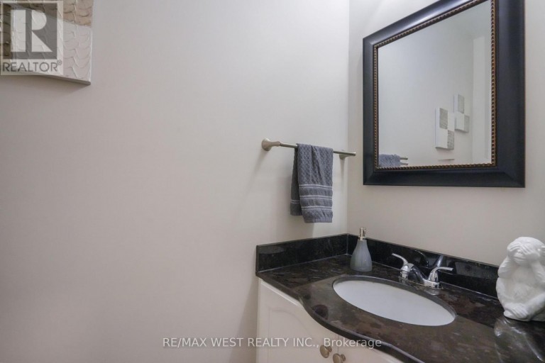 8 JENSEN COURT, Vaughan (Maple), Ontario, L6A2T6