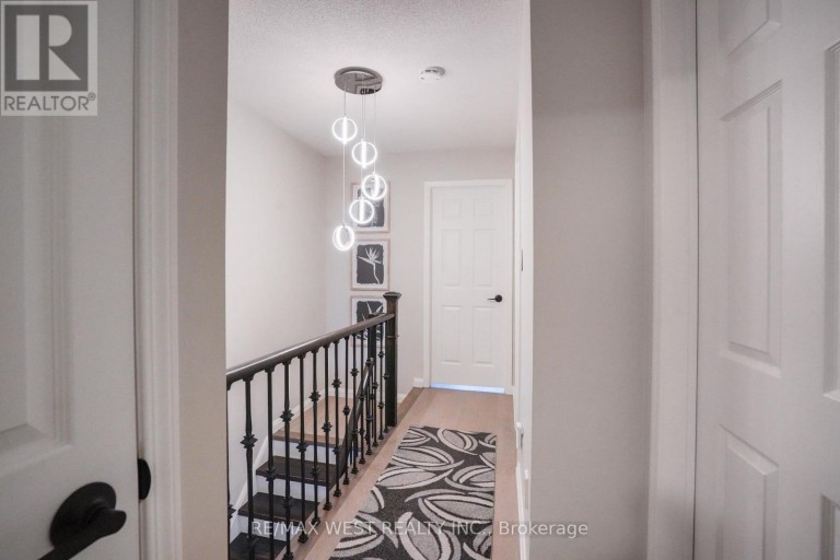 8 JENSEN COURT, Vaughan (Maple), Ontario, L6A2T6