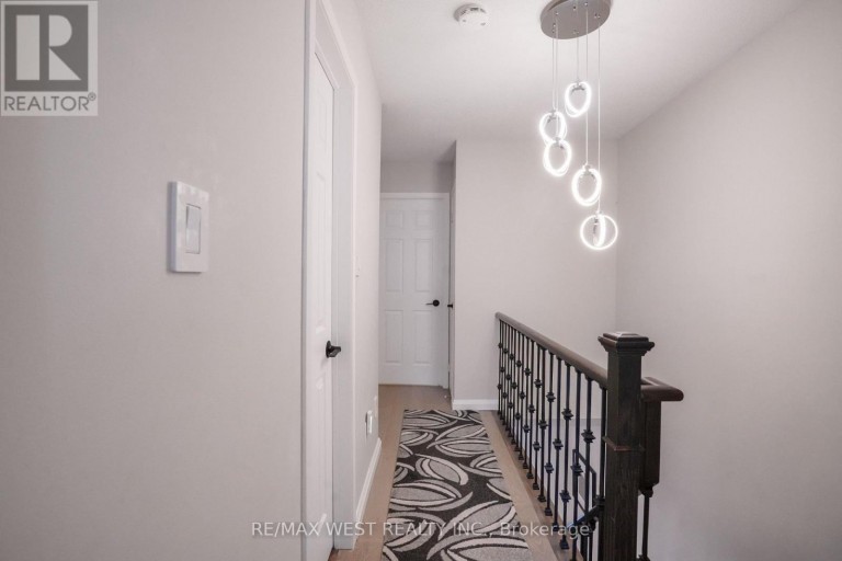 8 JENSEN COURT, Vaughan (Maple), Ontario, L6A2T6