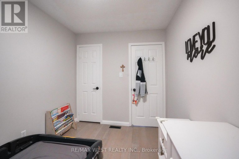 8 JENSEN COURT, Vaughan (Maple), Ontario, L6A2T6