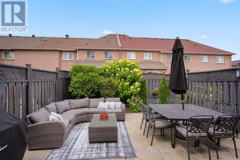 8 JENSEN COURT, Vaughan (Maple), Ontario, L6A2T6