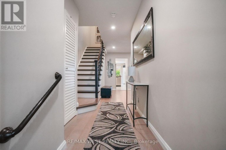 8 JENSEN COURT, Vaughan (Maple), Ontario, L6A2T6