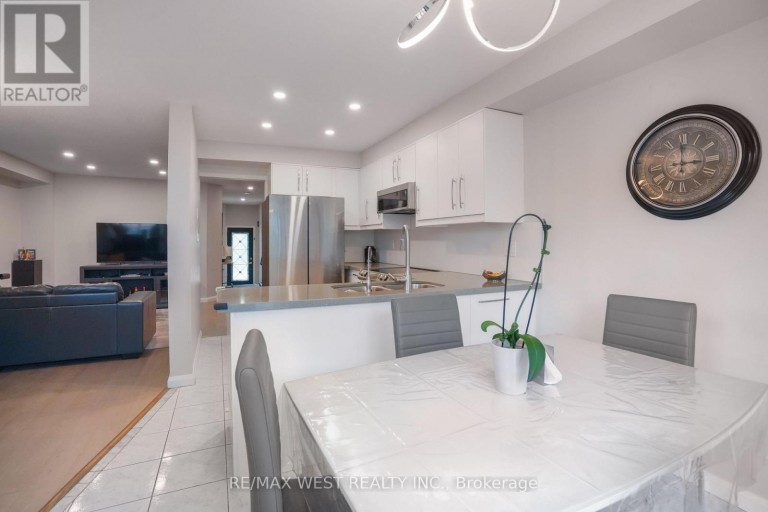 8 JENSEN COURT, Vaughan (Maple), Ontario, L6A2T6