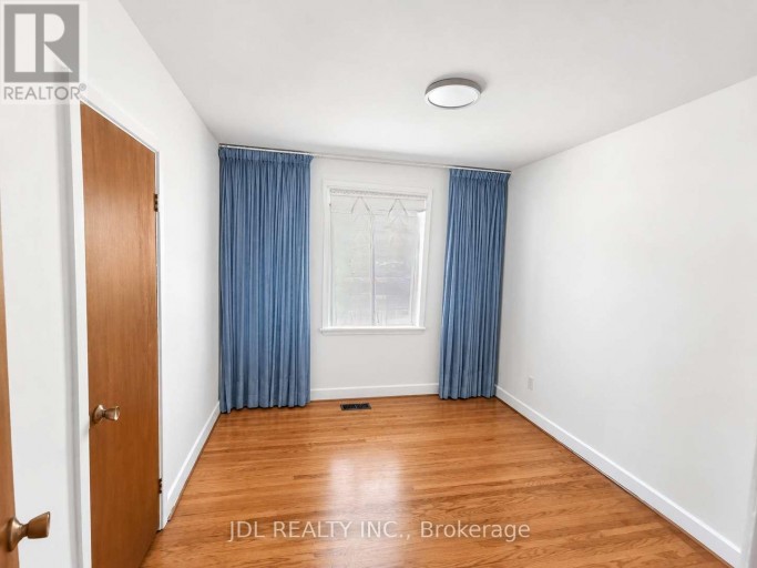40 MONTANA AVENUE, Toronto (Downsview-Roding-CFB), Ontario, M3M1B6