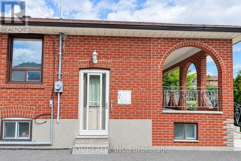 40 MONTANA AVENUE, Toronto (Downsview-Roding-CFB), Ontario, M3M1B6