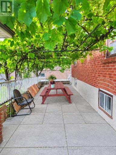 40 MONTANA AVENUE, Toronto (Downsview-Roding-CFB), Ontario, M3M1B6