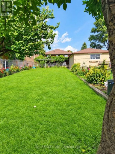 40 MONTANA AVENUE, Toronto (Downsview-Roding-CFB), Ontario, M3M1B6