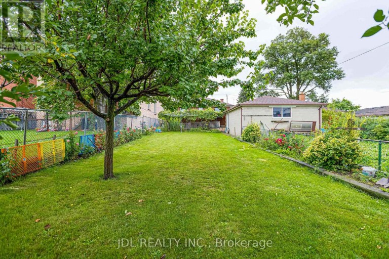 40 MONTANA AVENUE, Toronto (Downsview-Roding-CFB), Ontario, M3M1B6