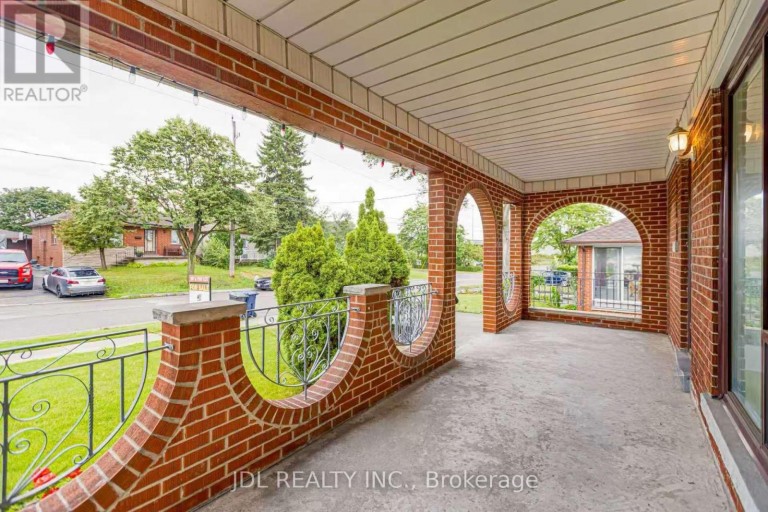 40 MONTANA AVENUE, Toronto (Downsview-Roding-CFB), Ontario, M3M1B6