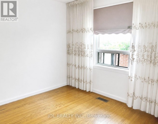 40 MONTANA AVENUE, Toronto (Downsview-Roding-CFB), Ontario, M3M1B6