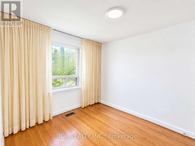 40 MONTANA AVENUE, Toronto (Downsview-Roding-CFB), Ontario, M3M1B6