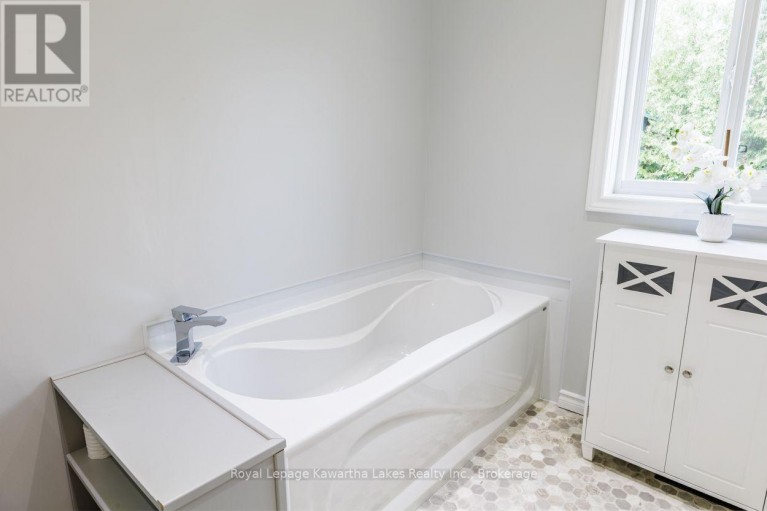 112 MURRAY STREET, Kawartha Lakes (Fenelon Falls), Ontario, K0M1N0