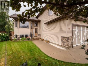 532 Margaret Sutherland Crescent N Lethbridge Alberta photo 2