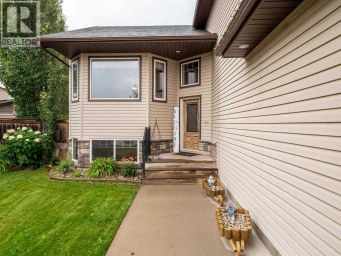 532 Margaret Sutherland Crescent N Lethbridge Alberta photo 3