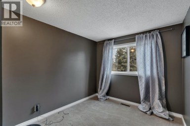 174 Woodmont Terrace SW Calgary Alberta photo 12