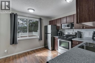 174 Woodmont Terrace SW Calgary Alberta photo 3