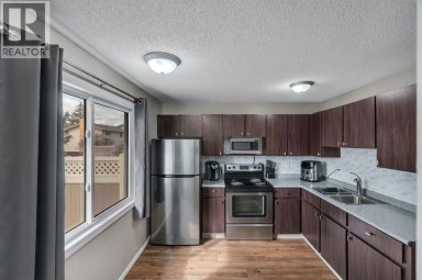 174 Woodmont Terrace SW Calgary Alberta photo 5