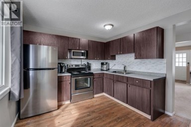 174 Woodmont Terrace SW Calgary Alberta photo 6