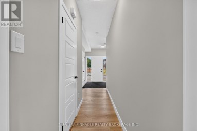 8 - 3103 PETTY ROAD London South (South W) Ontario photo 14