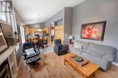 446 SOUTH LEAKSDALE CIRCLE London South (South U) Ontario photo 12