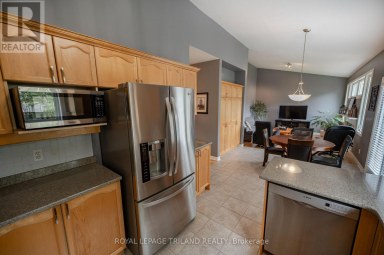 446 SOUTH LEAKSDALE CIRCLE London South (South U) Ontario photo 17