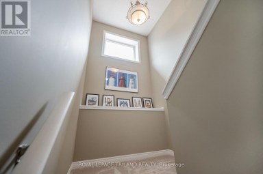 446 SOUTH LEAKSDALE CIRCLE London South (South U) Ontario photo 18