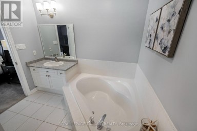 446 SOUTH LEAKSDALE CIRCLE London South (South U) Ontario photo 24