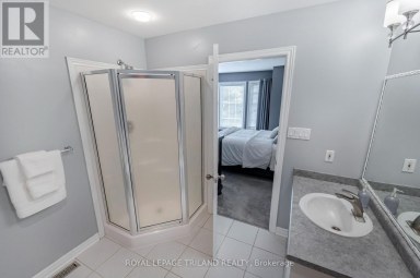446 SOUTH LEAKSDALE CIRCLE London South (South U) Ontario photo 25