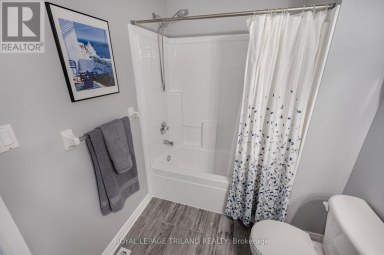 446 SOUTH LEAKSDALE CIRCLE London South (South U) Ontario photo 30