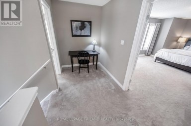 446 SOUTH LEAKSDALE CIRCLE London South (South U) Ontario photo 33