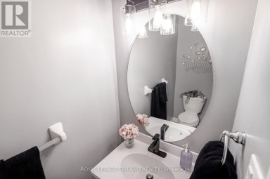 446 SOUTH LEAKSDALE CIRCLE London South (South U) Ontario photo 34