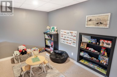 446 SOUTH LEAKSDALE CIRCLE London South (South U) Ontario photo 36