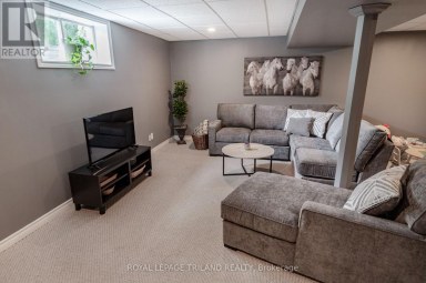446 SOUTH LEAKSDALE CIRCLE London South (South U) Ontario photo 37