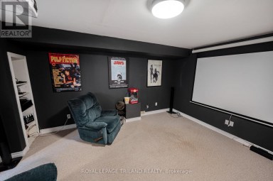 446 SOUTH LEAKSDALE CIRCLE London South (South U) Ontario photo 41