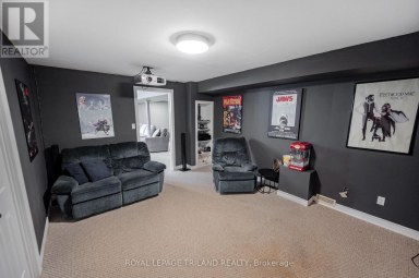 446 SOUTH LEAKSDALE CIRCLE London South (South U) Ontario photo 42