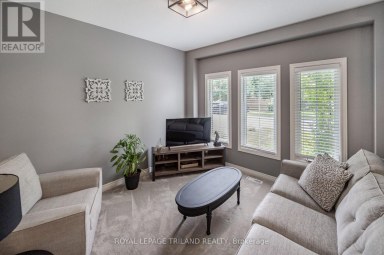 446 SOUTH LEAKSDALE CIRCLE London South (South U) Ontario photo 5