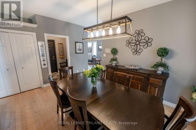 446 SOUTH LEAKSDALE CIRCLE London South (South U) Ontario photo 8